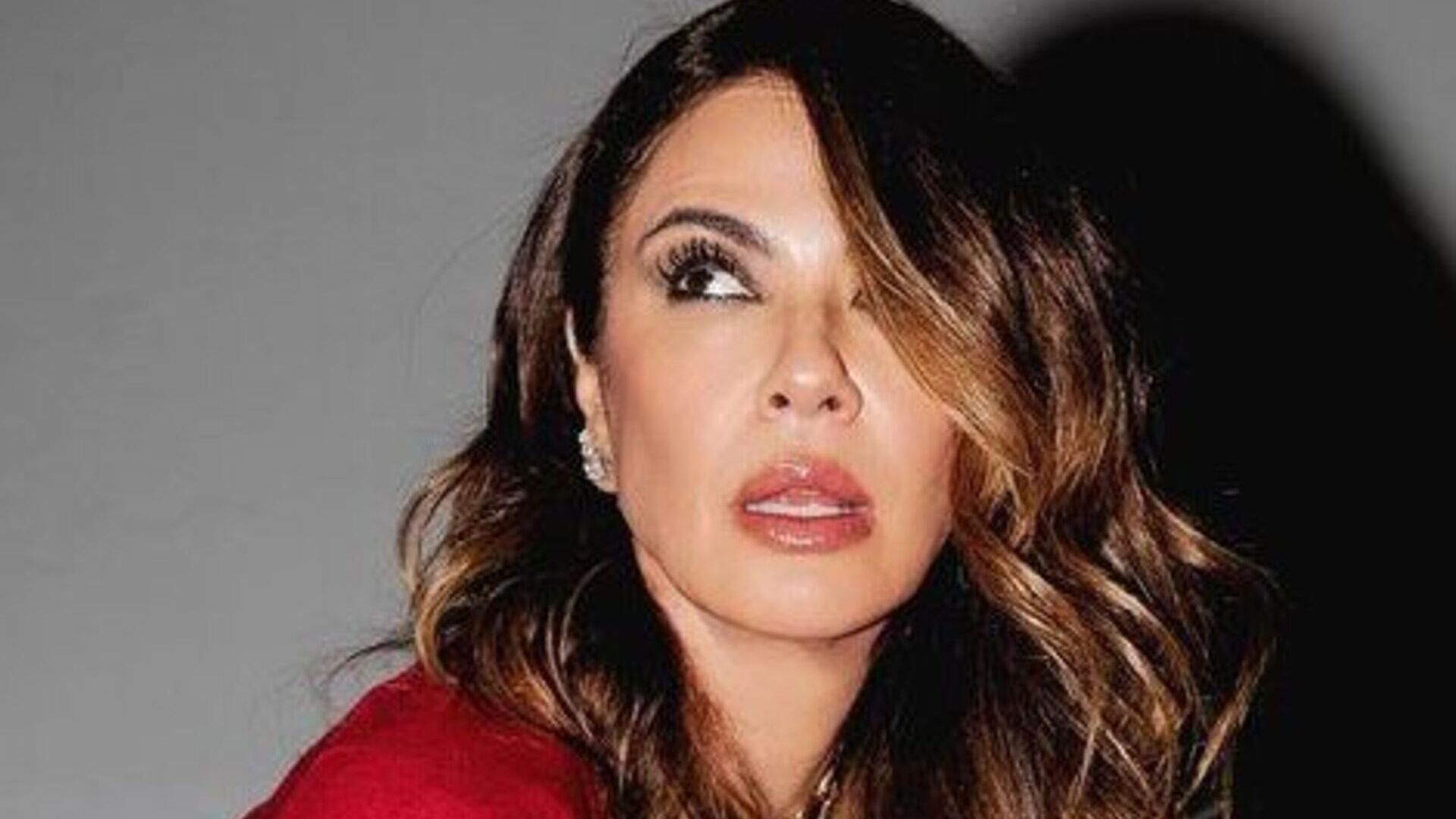 Luciana Gimenez dá show de beleza ao surgir com look todo vermelho