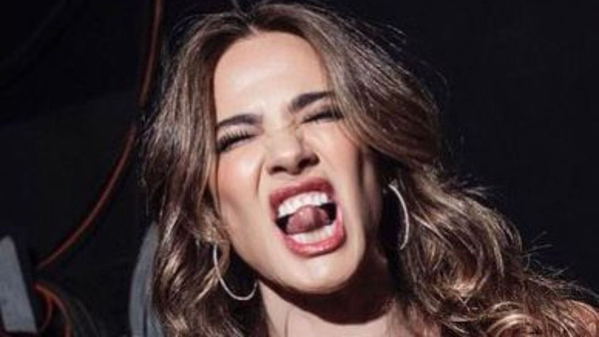 Luciana Gimenez dá show de beleza ao posar com vestido longo