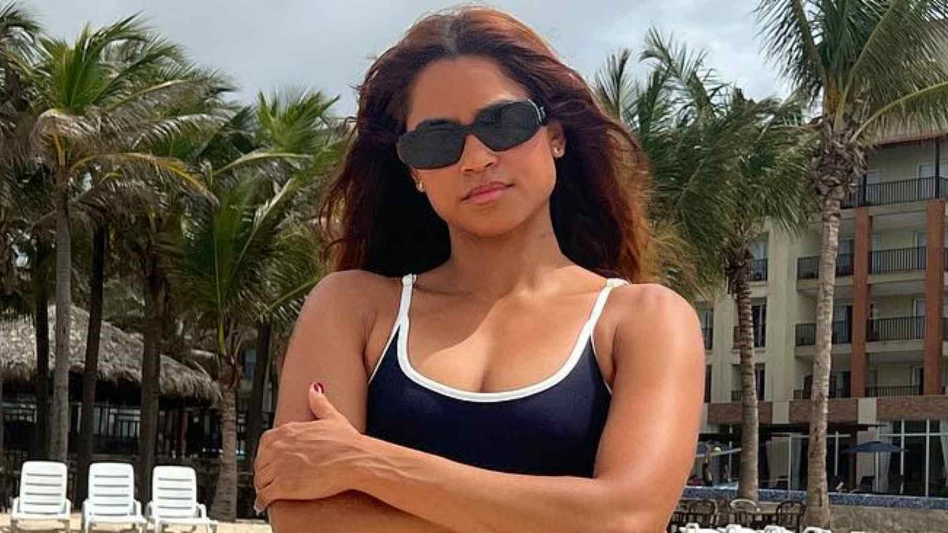 Lucy Alves exibe corpo escultural em cliques de maiô cavado na praia: “Maravilhosa”