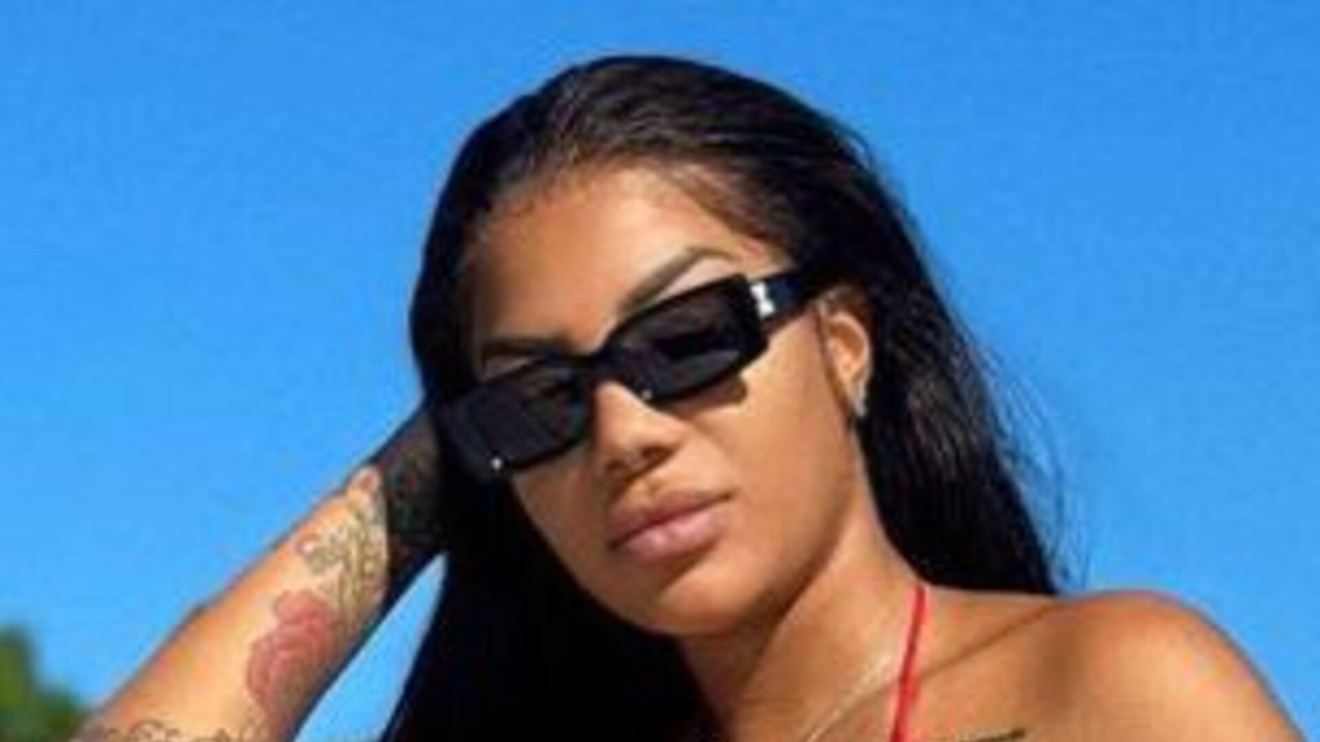 Ludmilla exibe boa forma ao surgir apenas de biquíni em novas fotos