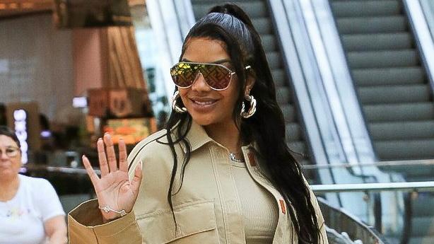 Ludmilla passeia no shopping e arrasa no look escolhido