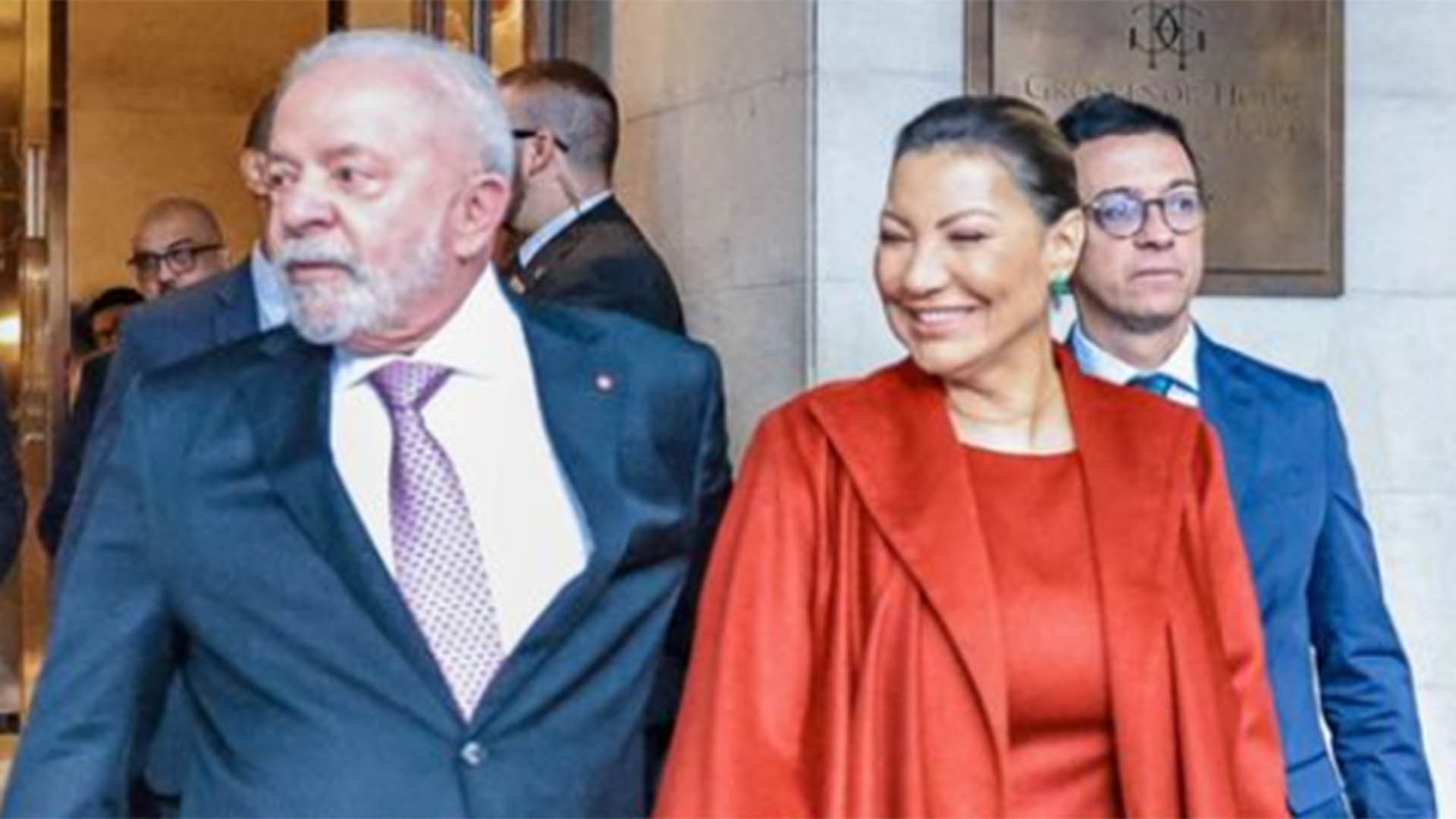Esposa de Lula, Janja aposta em vestido vermelho para a coroação do Rei Charles III