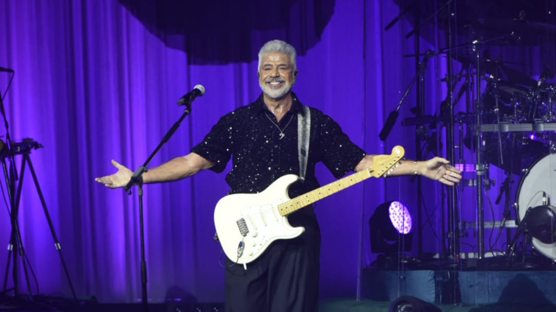 Lulu Santos recebe time de famosos em show para celebrar seu aniversário