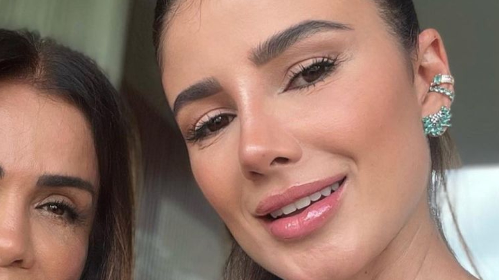 Mãe de Paula Fernandes choca com beleza jovial: ”Parece irmã”