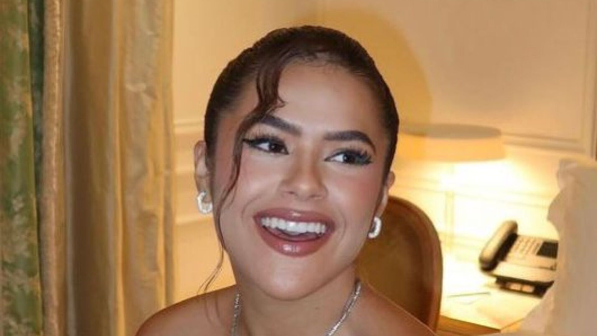 Maisa Silva dá show de beleza com look curtinho em Paris