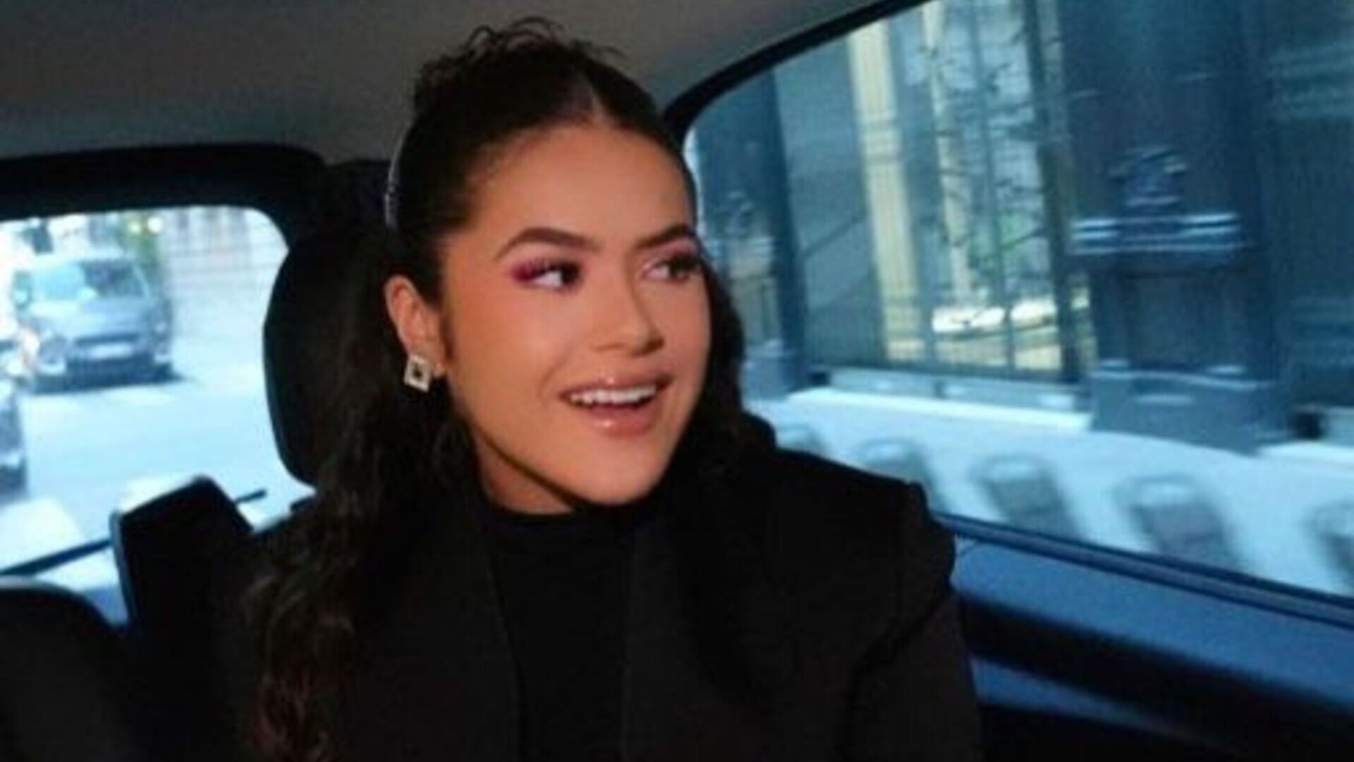 Maisa Silva esbanja beleza e alegria ao posar pelas ruas de Paris