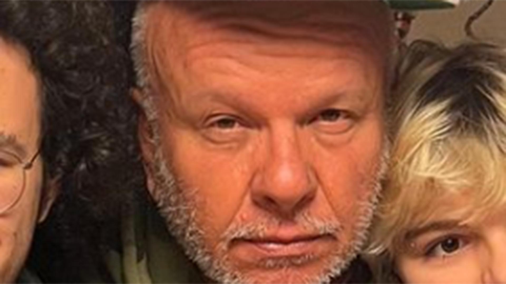 Marcelo Tas exibe foto inédita com os três filhos em casa: ‘Tanto amor’