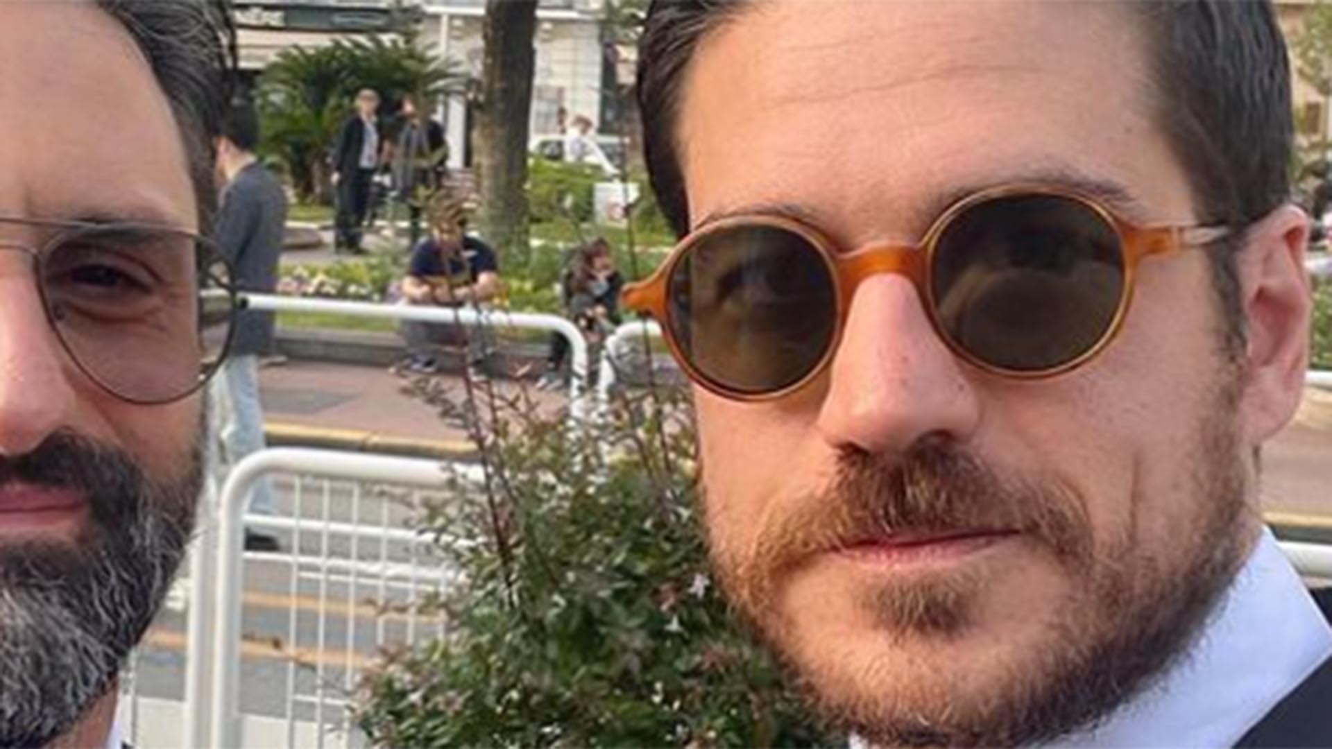 Marco Pigossi surge em foto rara com o namorado italiano em evento luxuoso