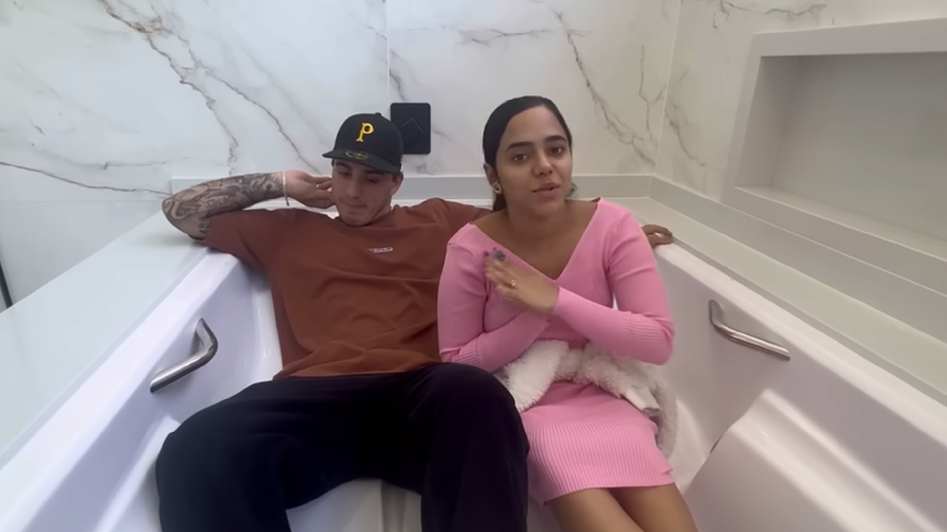 Mariely Santos, das Gêmeas Lacração, mostra detalhes de sua mansão