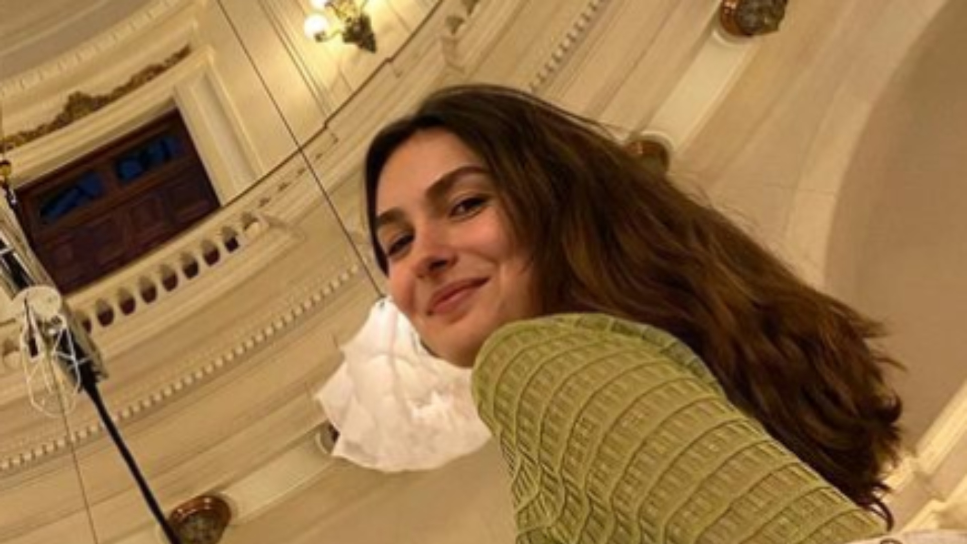 Ex-Malhação Marina Moschen agarra namorada em fotos raríssimas: ‘Amo muito’