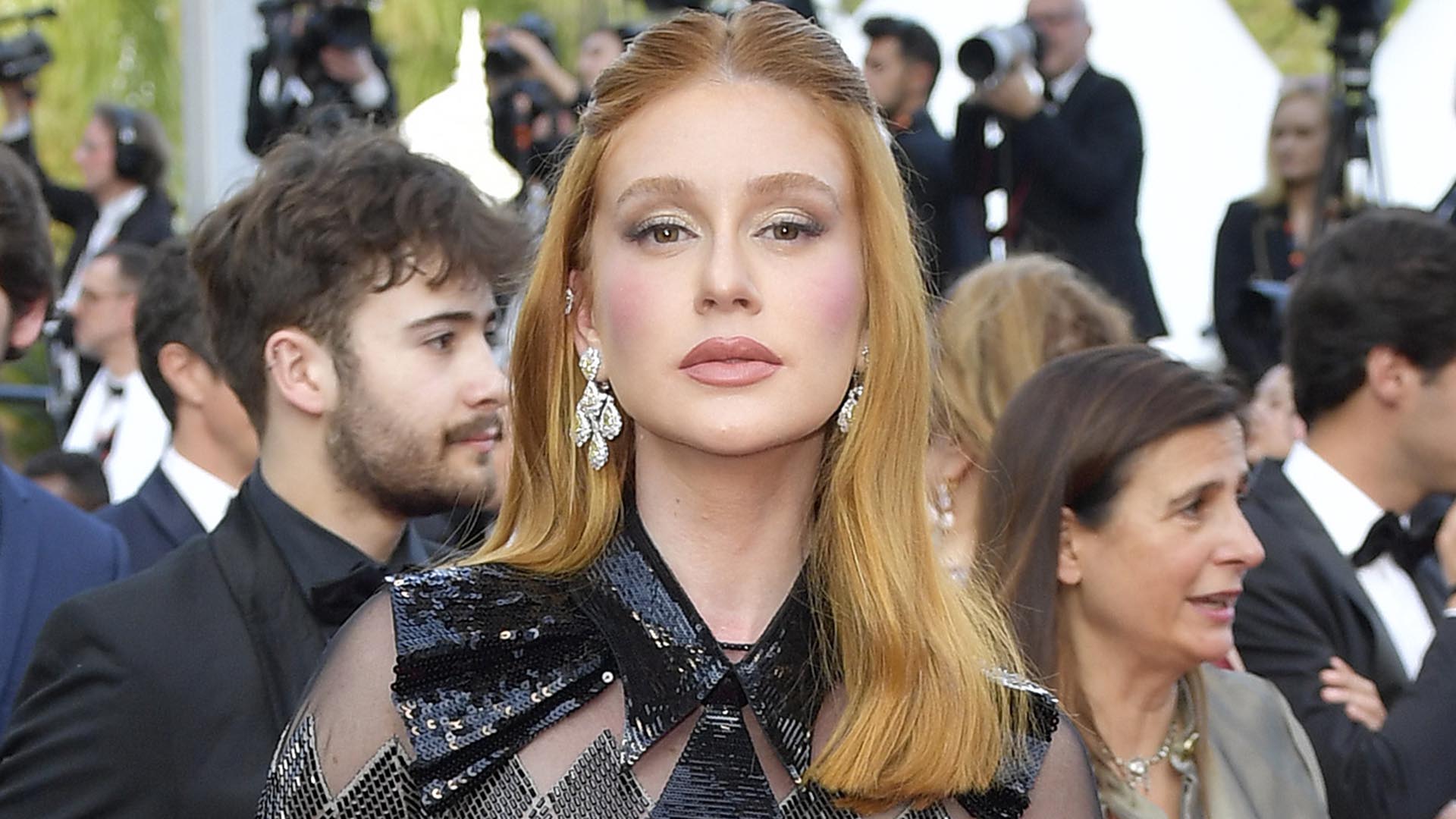 Marina Ruy Barbosa é traída pelo flash ao usar look com transparência