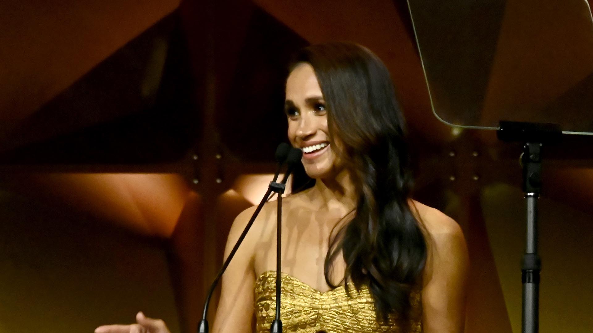 Meghan Markle faz rara aparição em público para receber prêmio