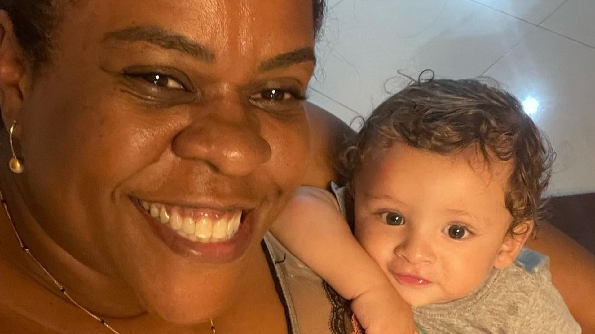 Cacau Protásio entrega barracos de família e confessa espírito materno para novo filme