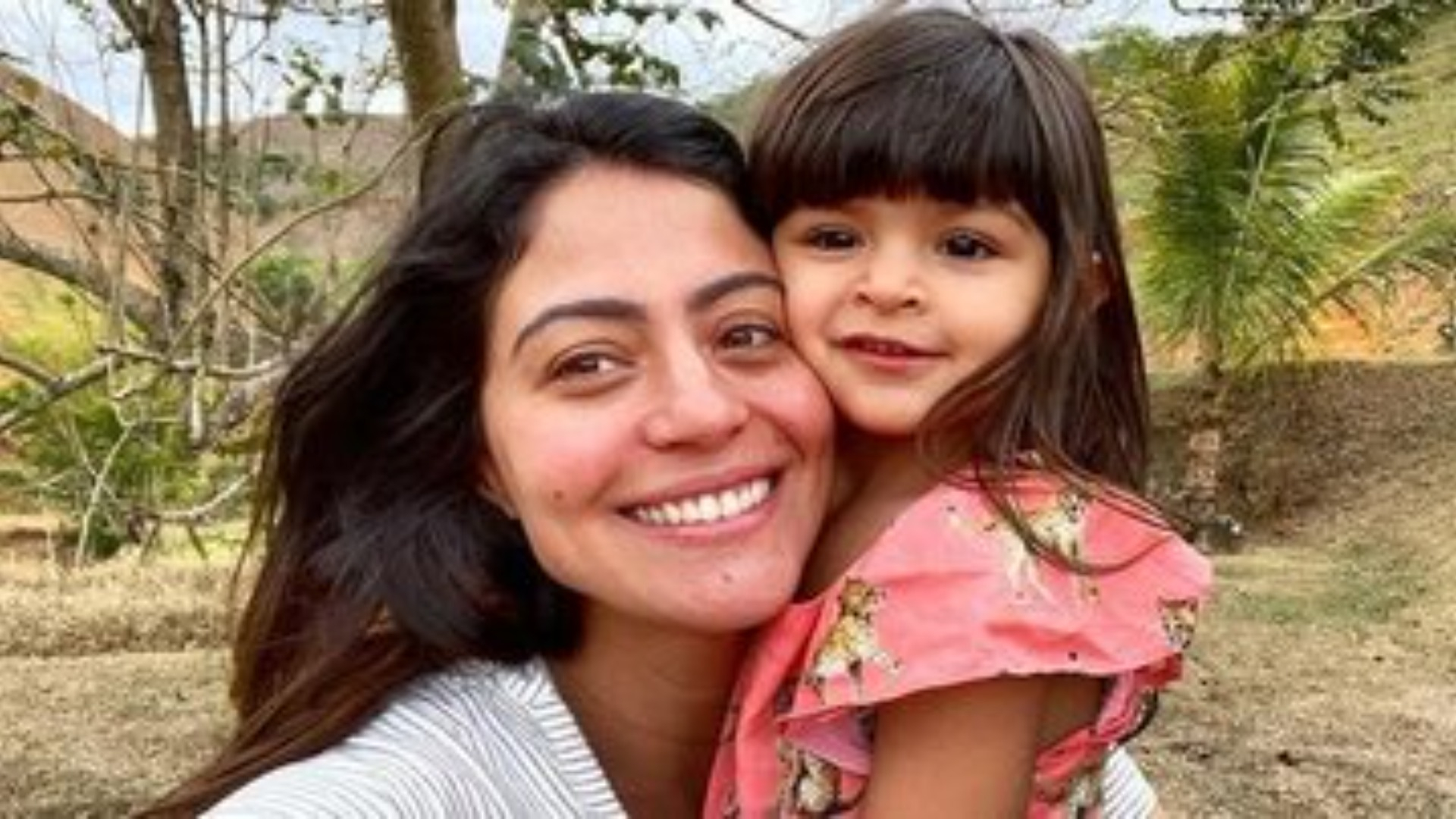 Carol Castro fala sobre maternidade e revela expectativas para futuro da filha