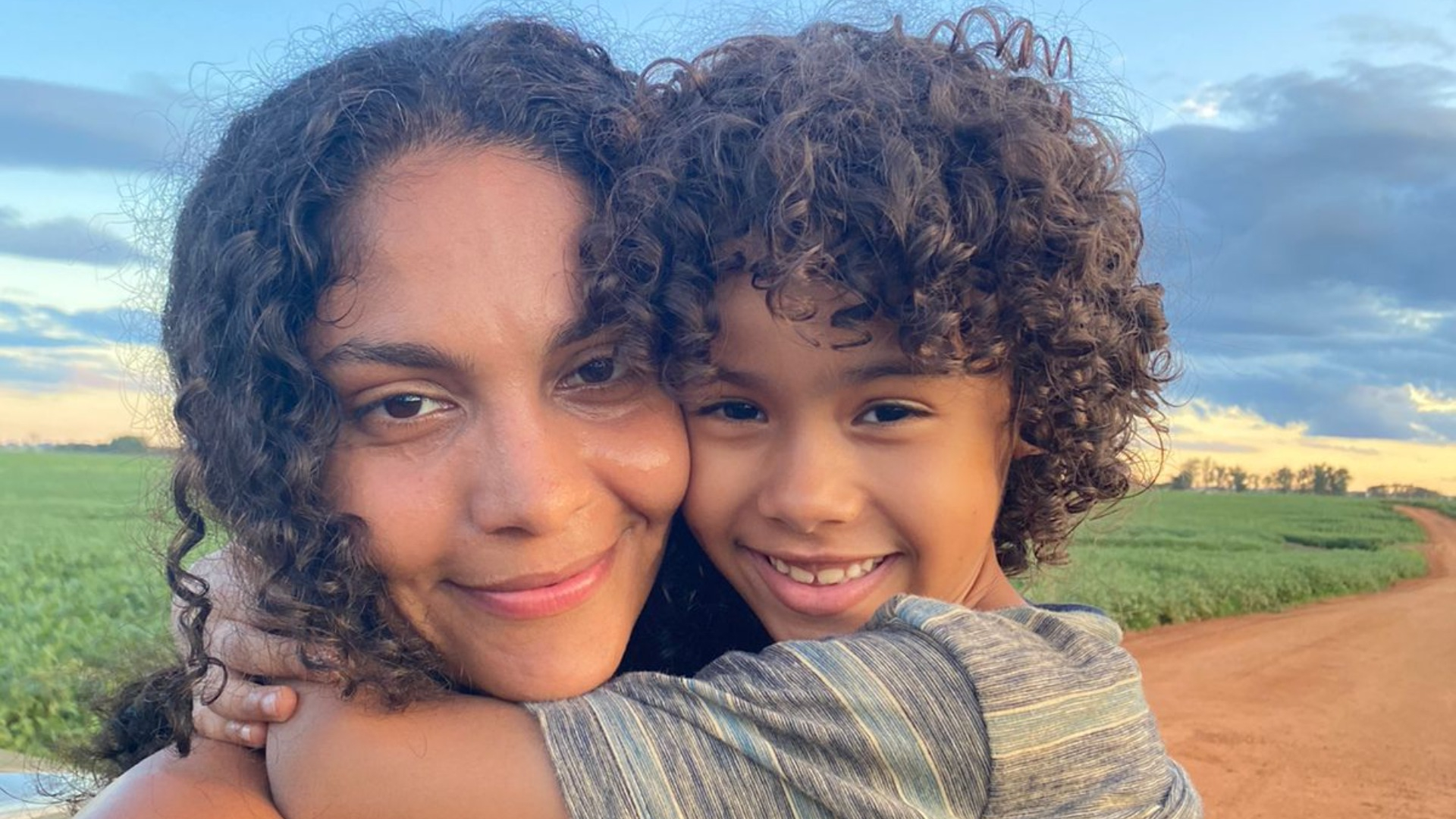Ator mirim de Terra e Paixão entrega bastidores com atriz da trama: ‘Chicletinho’