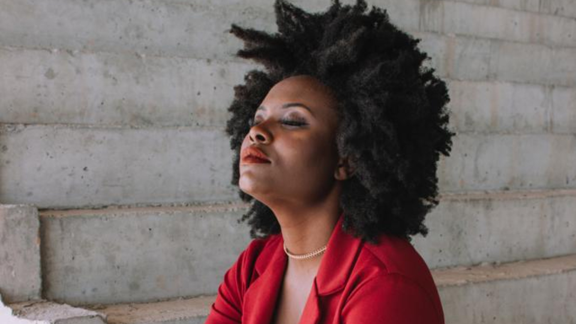Atriz de Encantados revela inspiração para a música e relembra perrengues na carreira