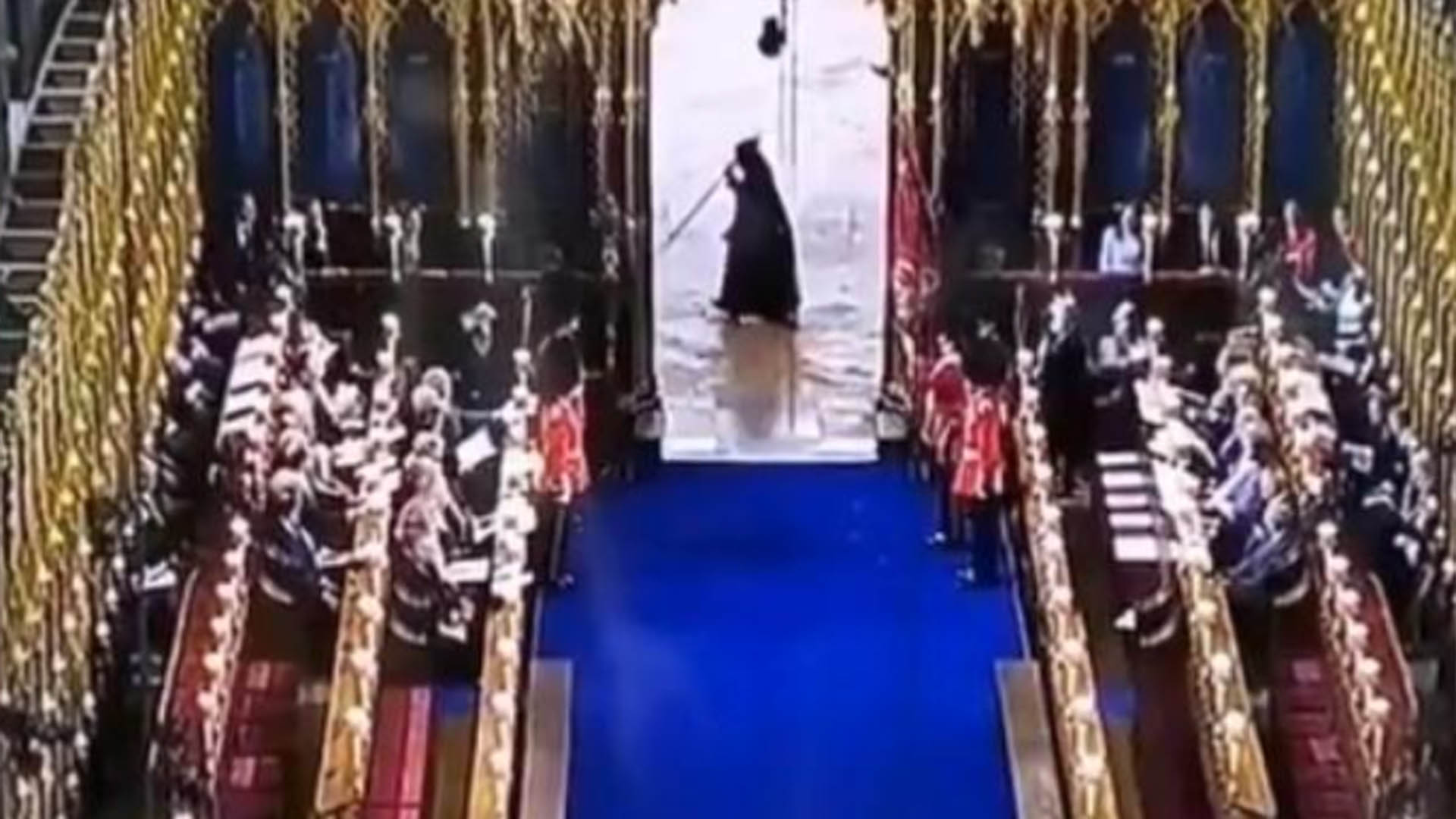 Mulher misteriosa aparece na porta da Abadia na coroação do Rei Charles III