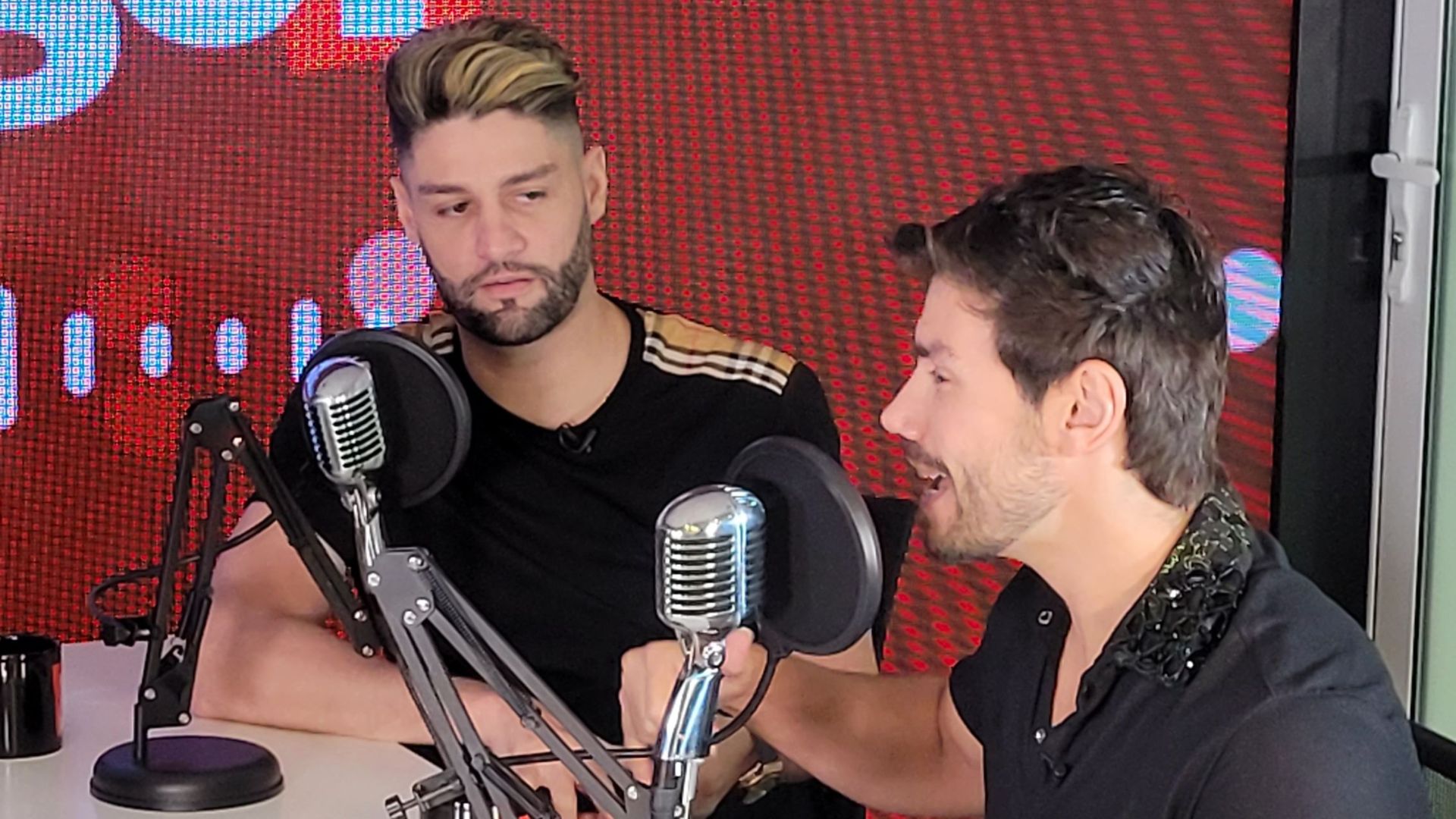 Munhoz e Mariano revelam motivo para não lançar todas as músicas de uma vez; entenda