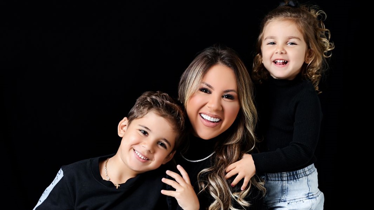 Natália Toscano reflete sobre maternidade e confessa rigidez: “Caráter e educação”