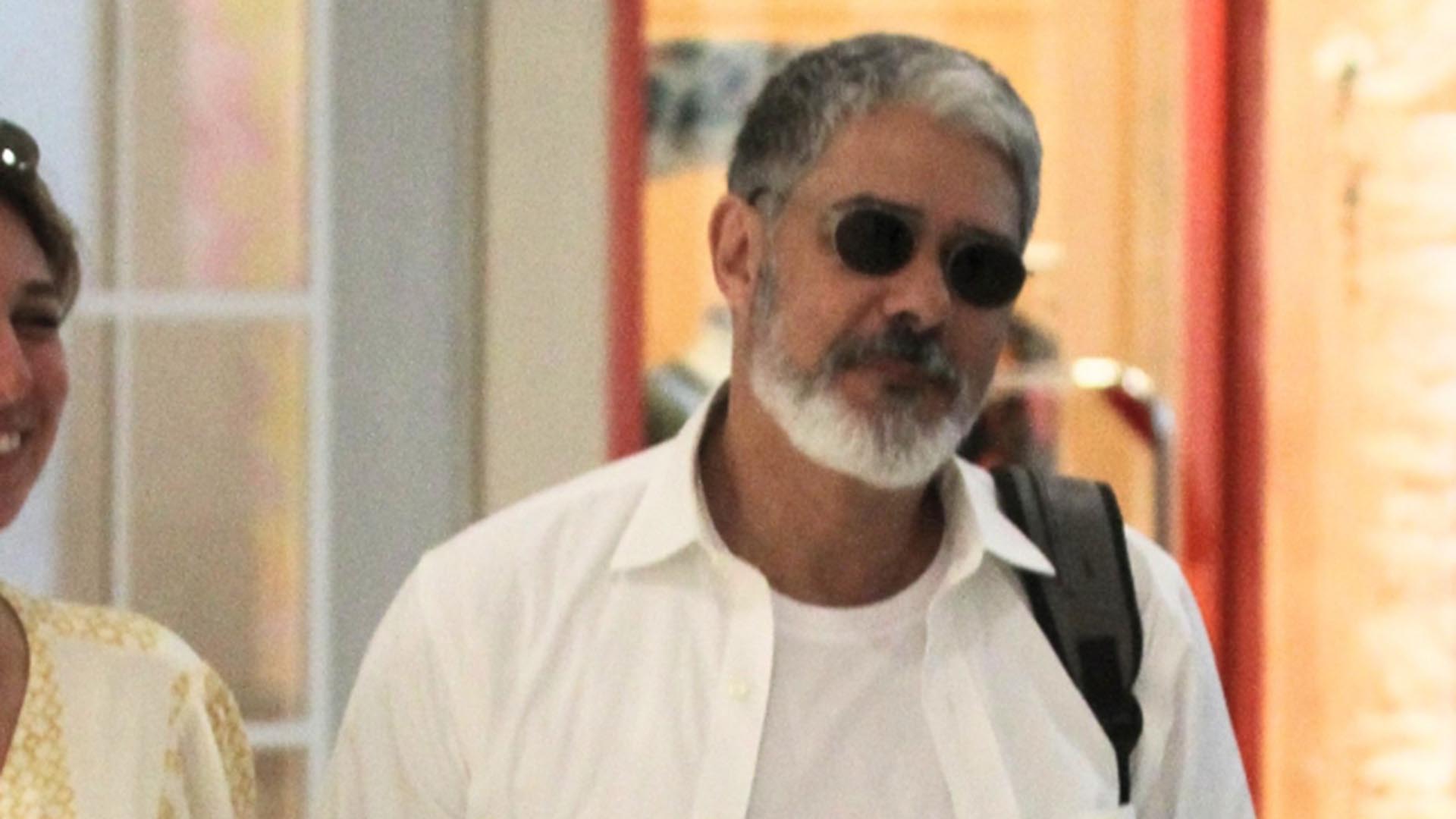 William Bonner é flagrado em tarde no shopping com a esposa, Natasha Dantas
