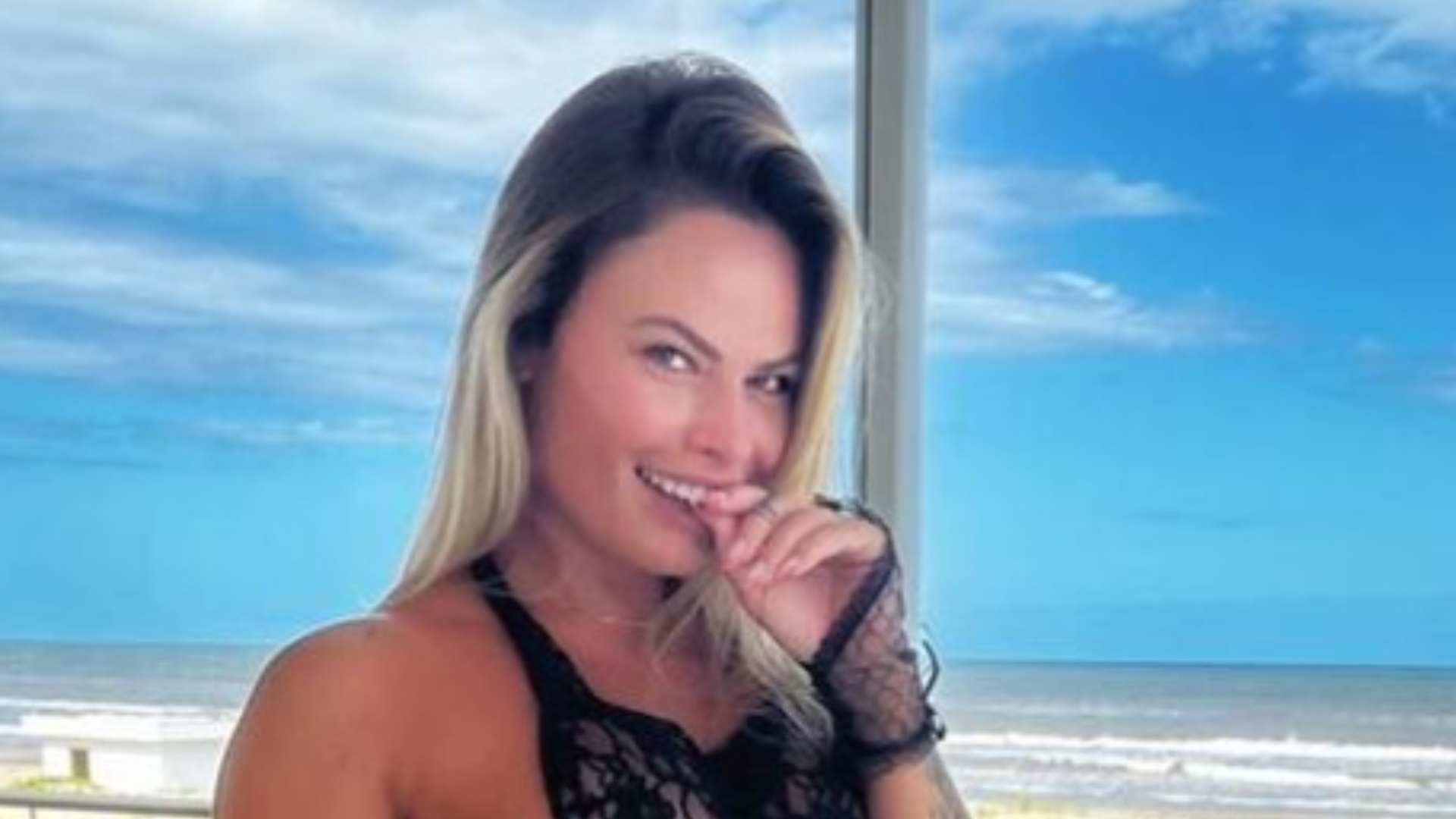 Nati Casassola dispensa roupas e posa com avental de renda transparente