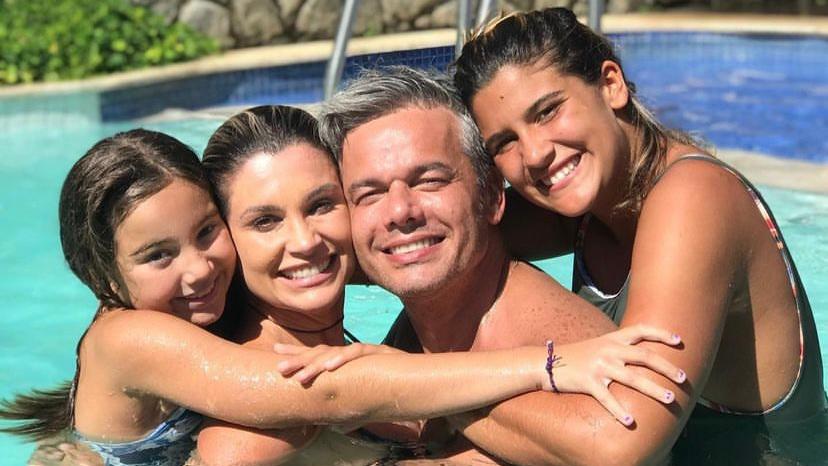 Otaviano Costa celebra Dia do Abraço ao lado da família