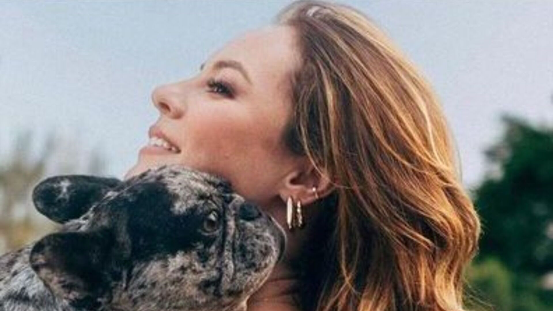Paolla Oliveira dá show de beleza ao surgir com vestido decotado ao lado do seu pet