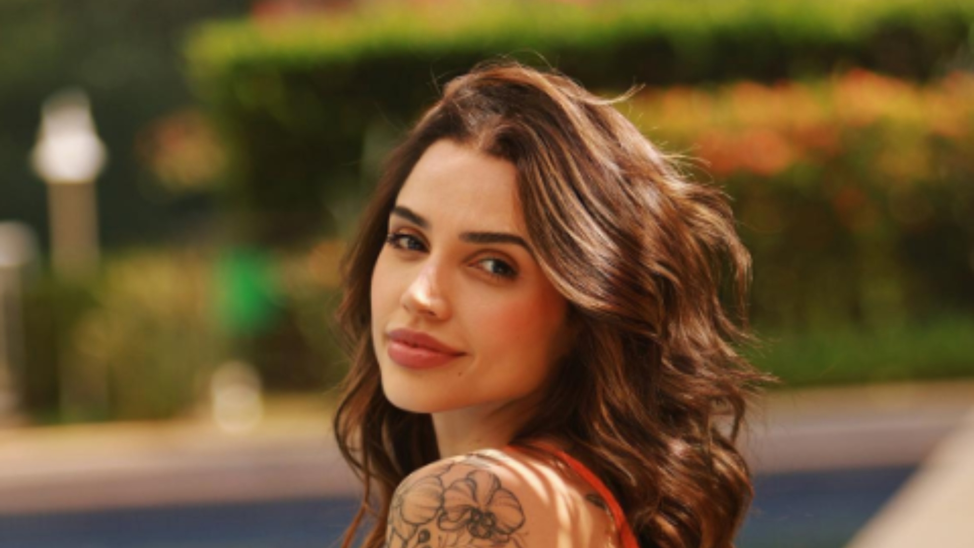 De biquíni, Paula Amorim impressiona com corpo dez meses após parto de filho