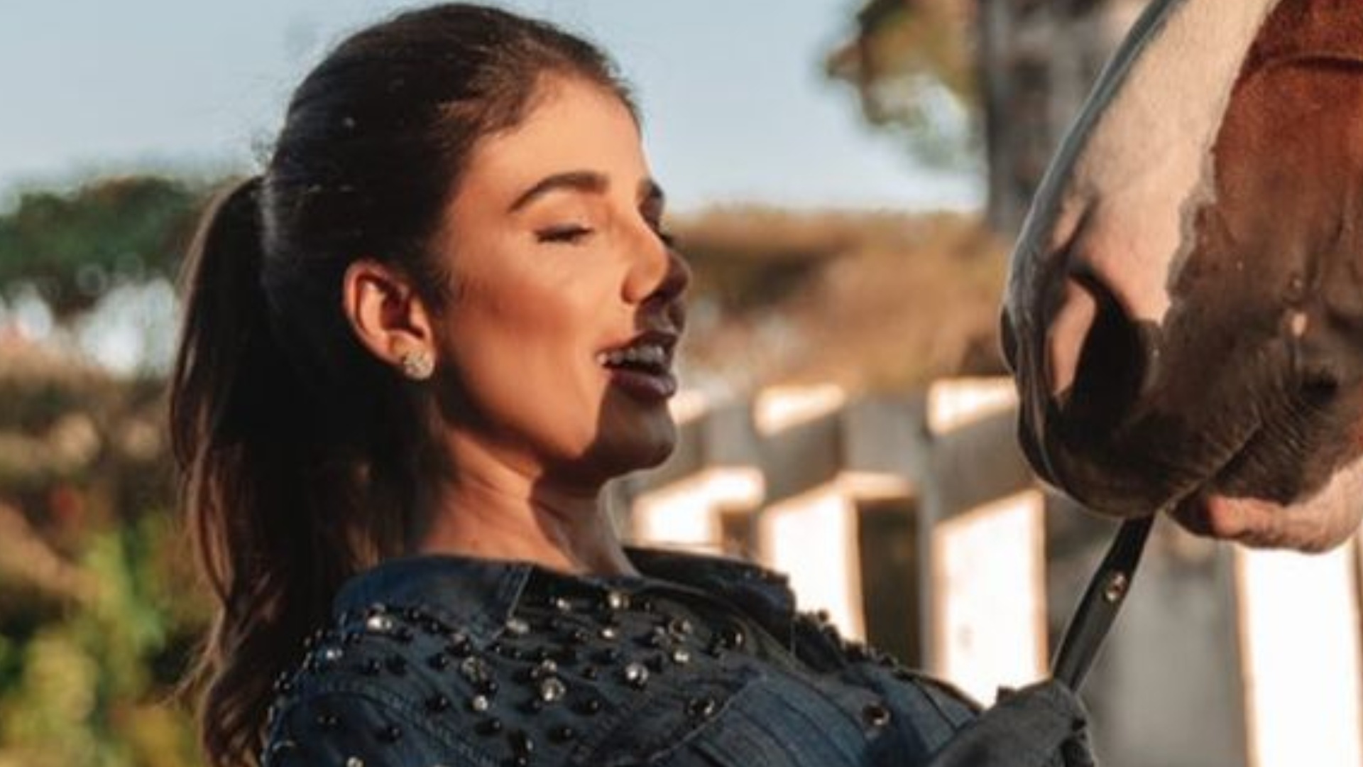 Cavalo puxa a blusa de Paula Fernandes e cantora mostra demais: ‘Maravilhosa’