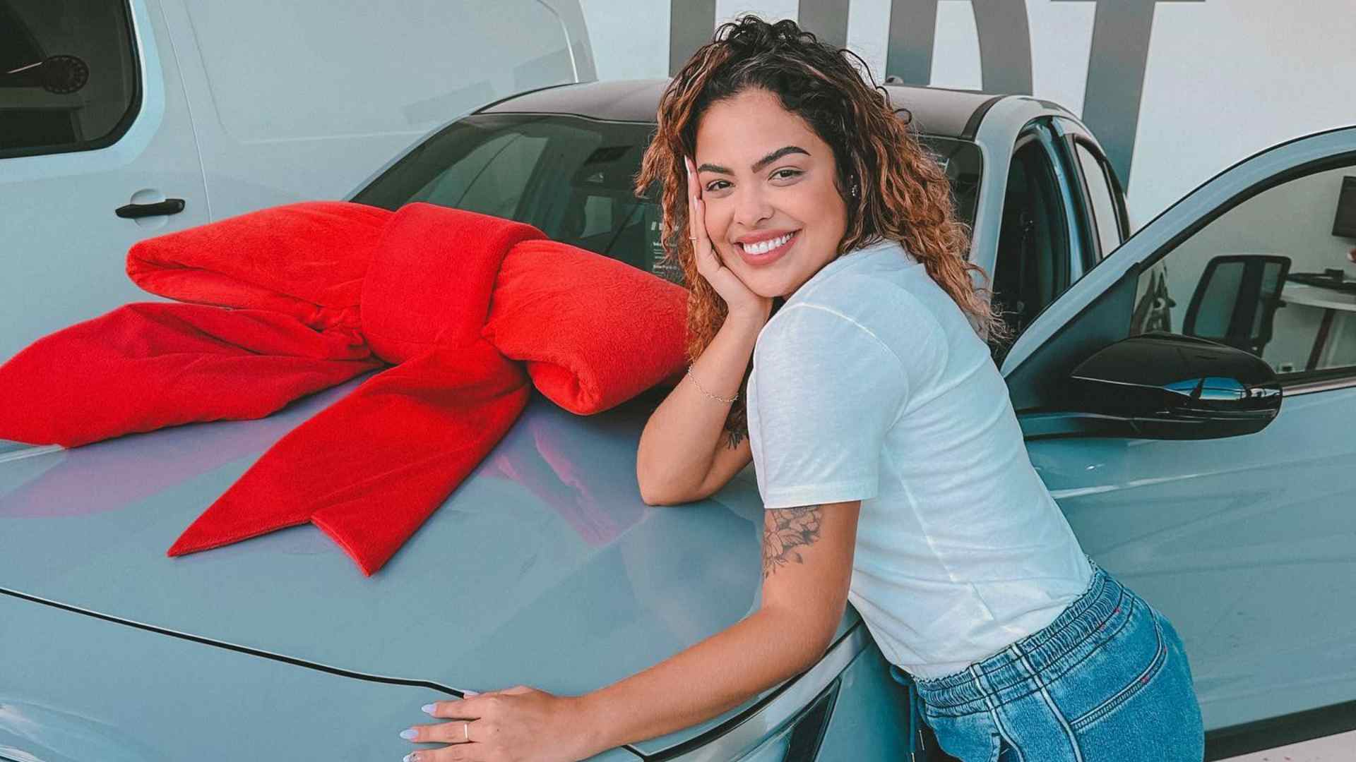 Ex-BBB Paula Freitas se emociona ao comprar primeiro carro: “A mãe tá motorizada”