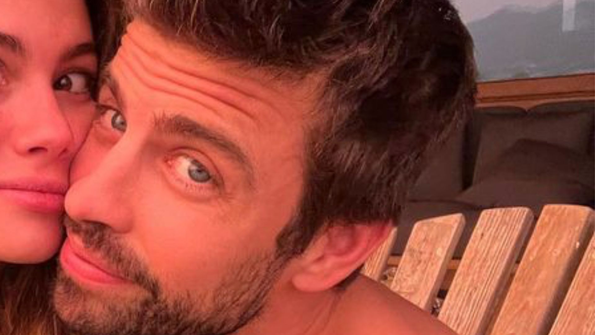 Gerard Piqué posa agarradinho com a namorada, Clara Chia e web detona: “Palhaço!”
