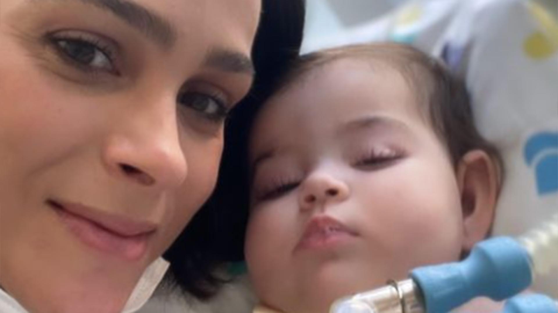 Filha caçula de Juliano Cazarré recebe o carinho da mãe no hospital