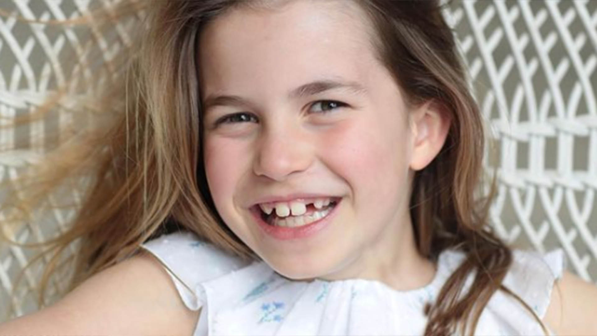 Ela cresceu! Princesa Charlotte surge em retrato oficial para celebrar seus 8 anos de vida