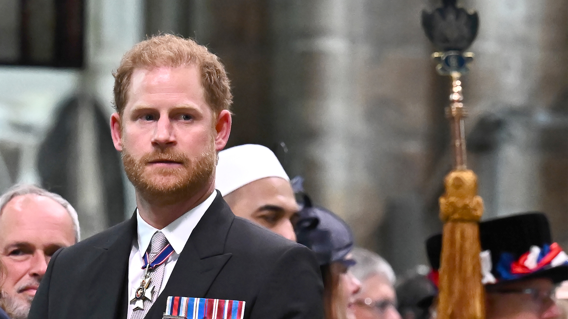 Ex-funcionária do Palácio de Buckingham revela que Príncipe Harry teria se arrependido caso não tivesse ido à coroação