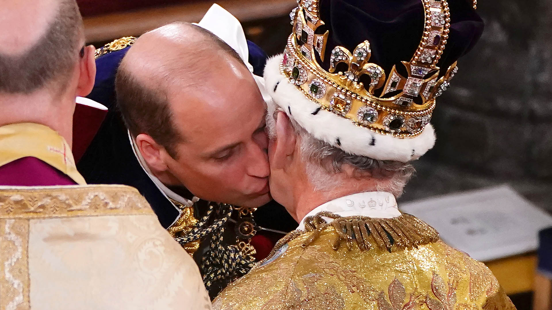 Príncipe William dá beijo carinhoso no pai, o Rei Charles III, durante a coroação