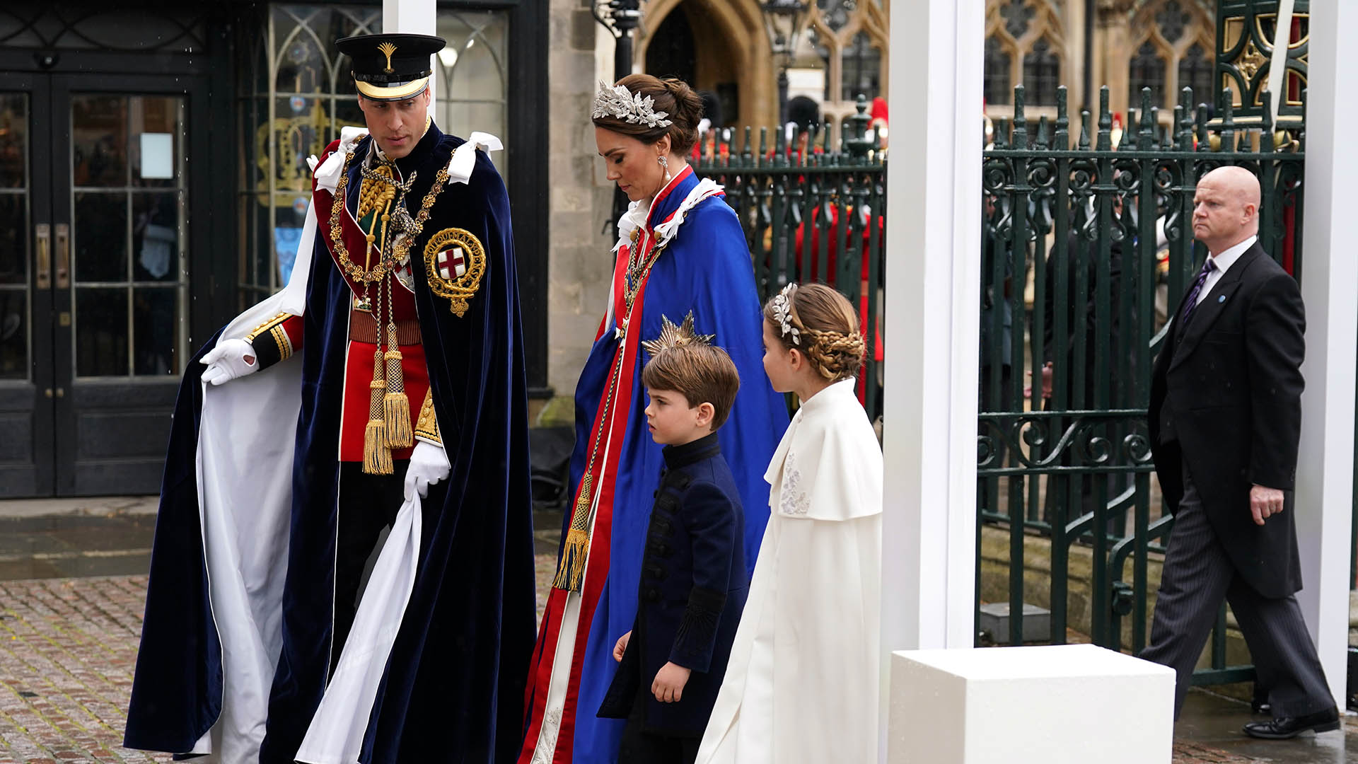 Príncipe William e Kate Middleton participam da coroação junto com os filhos