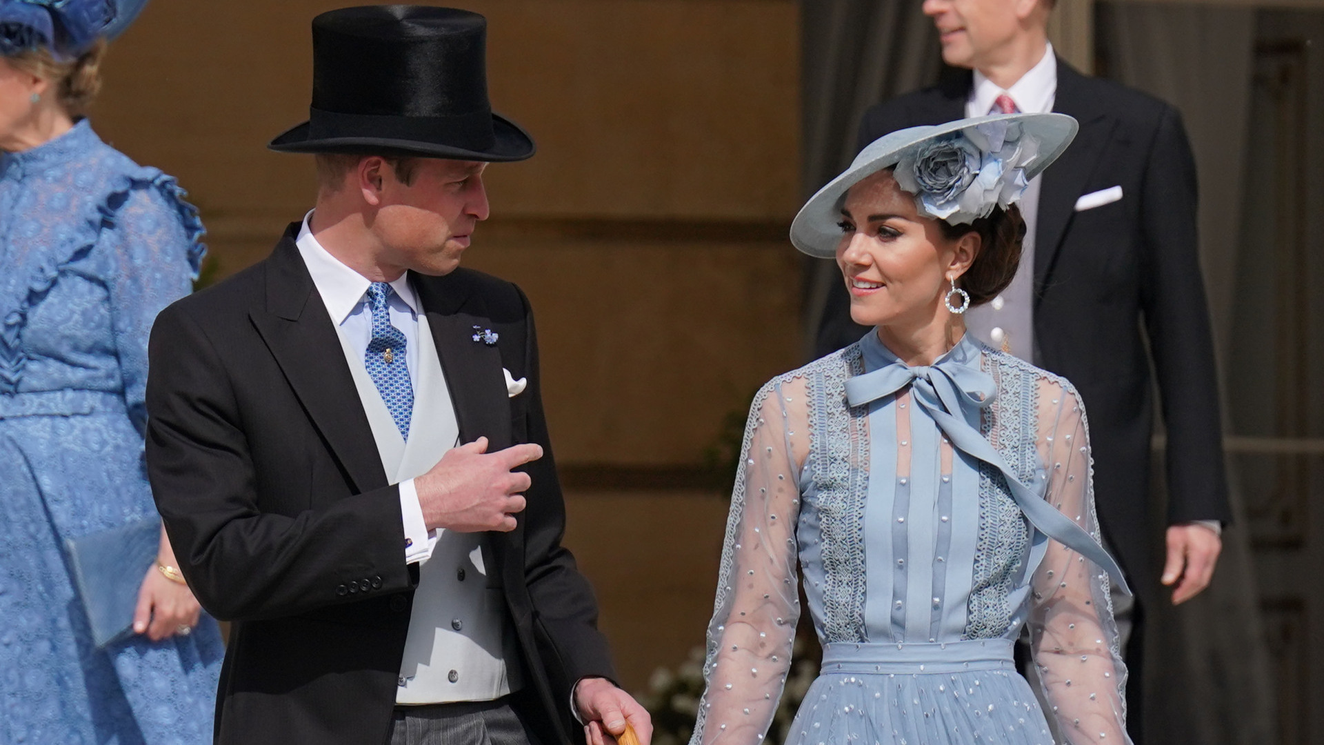 Príncipe William e Kate Middleton realizam festa luxuosa no Palácio de Buckingham