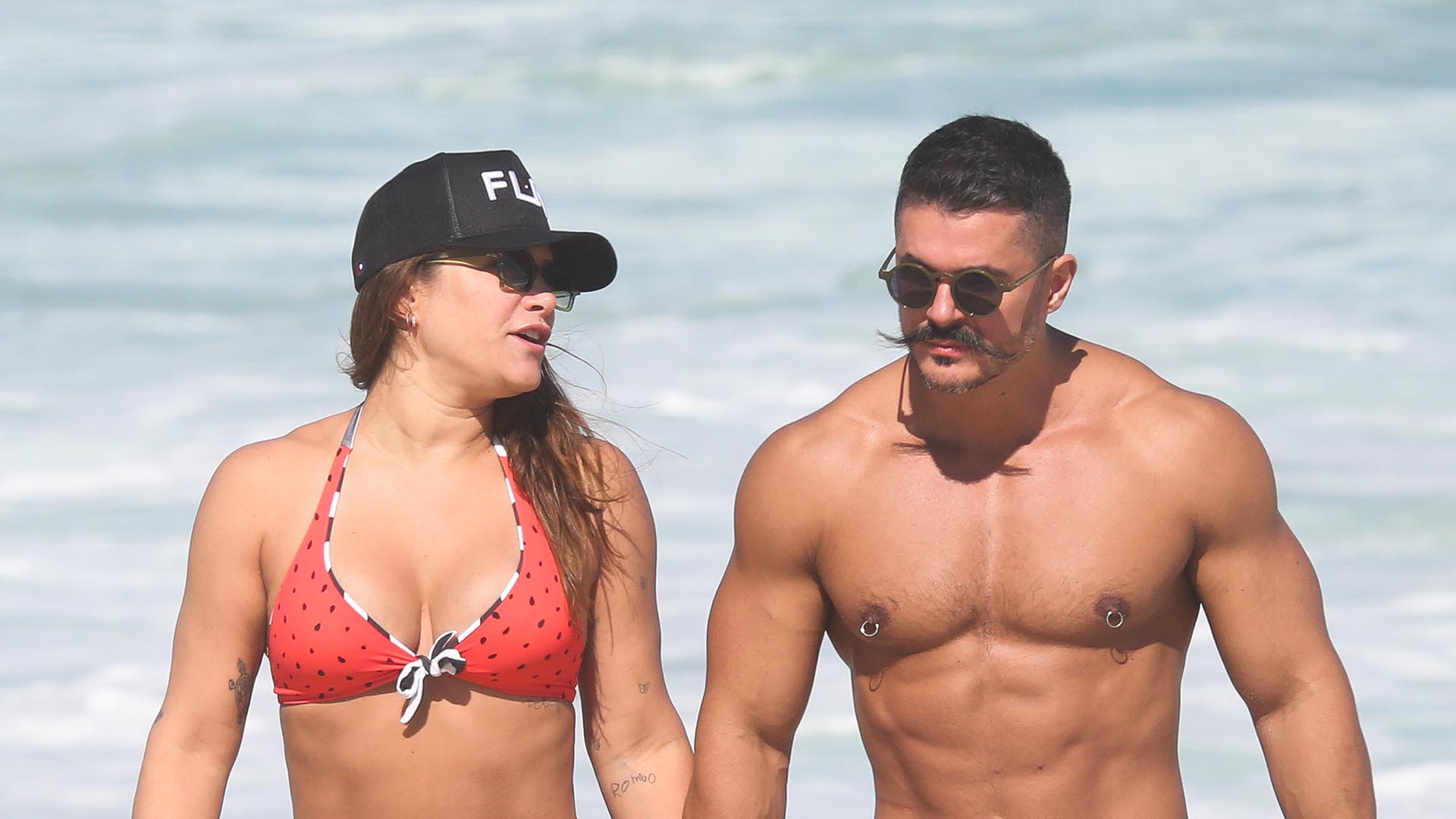 De biquíni, Priscila Fantin exibe corpaço escultural em dia na praia com o marido, Bruno Lopes