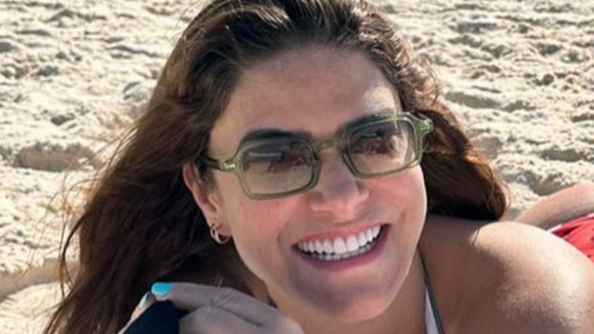 Priscila Fantin escandaliza ao exibir bumbum turbinado durante banho de sol: “Musa!”