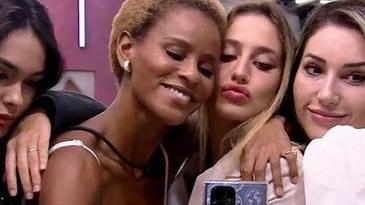 Sisters do quarto deserto eternizam amizade com tatuagem em grupo