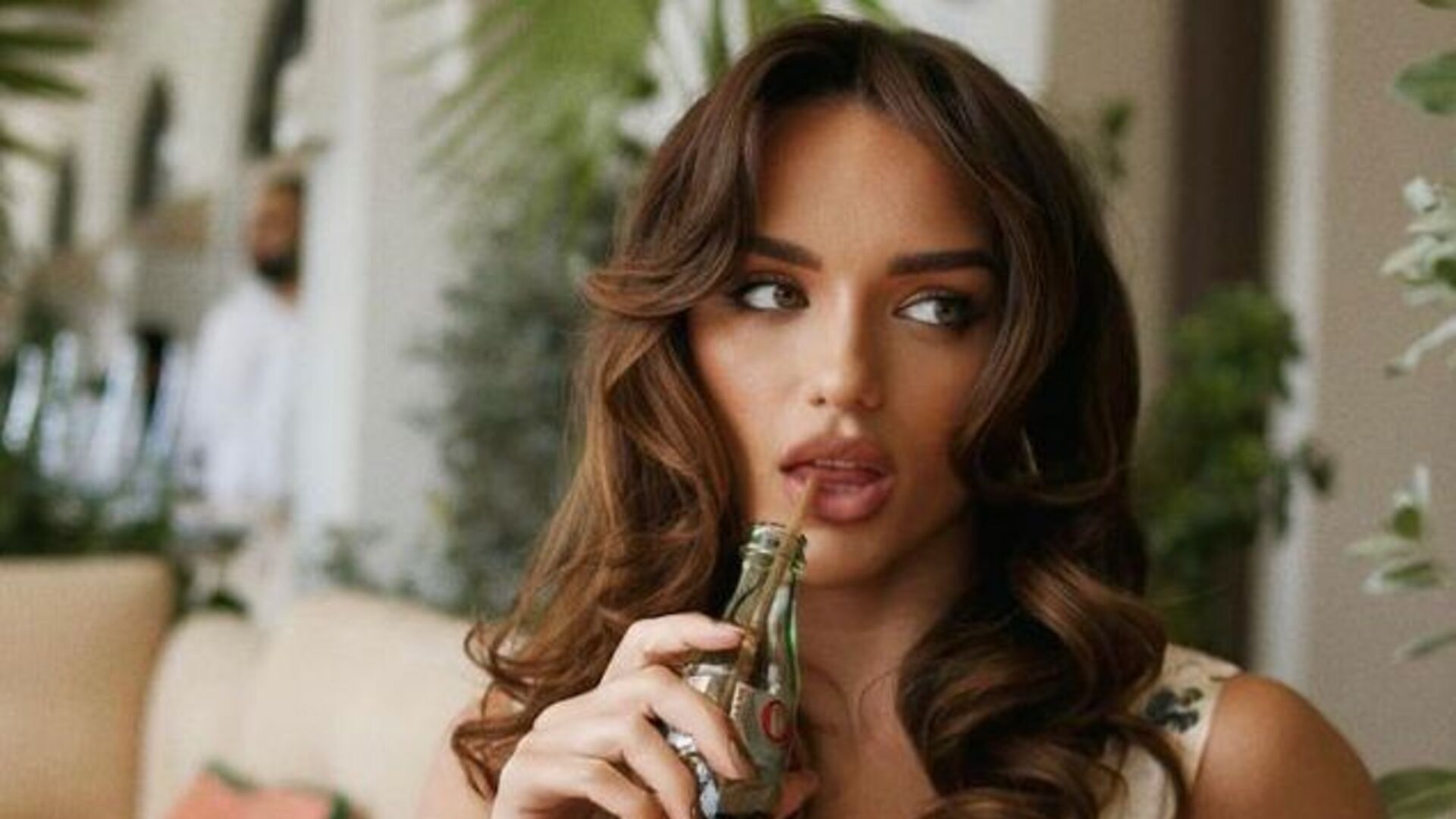 Rafa Kalimann dá show de beleza ao compartilhar fotos com vestido longo