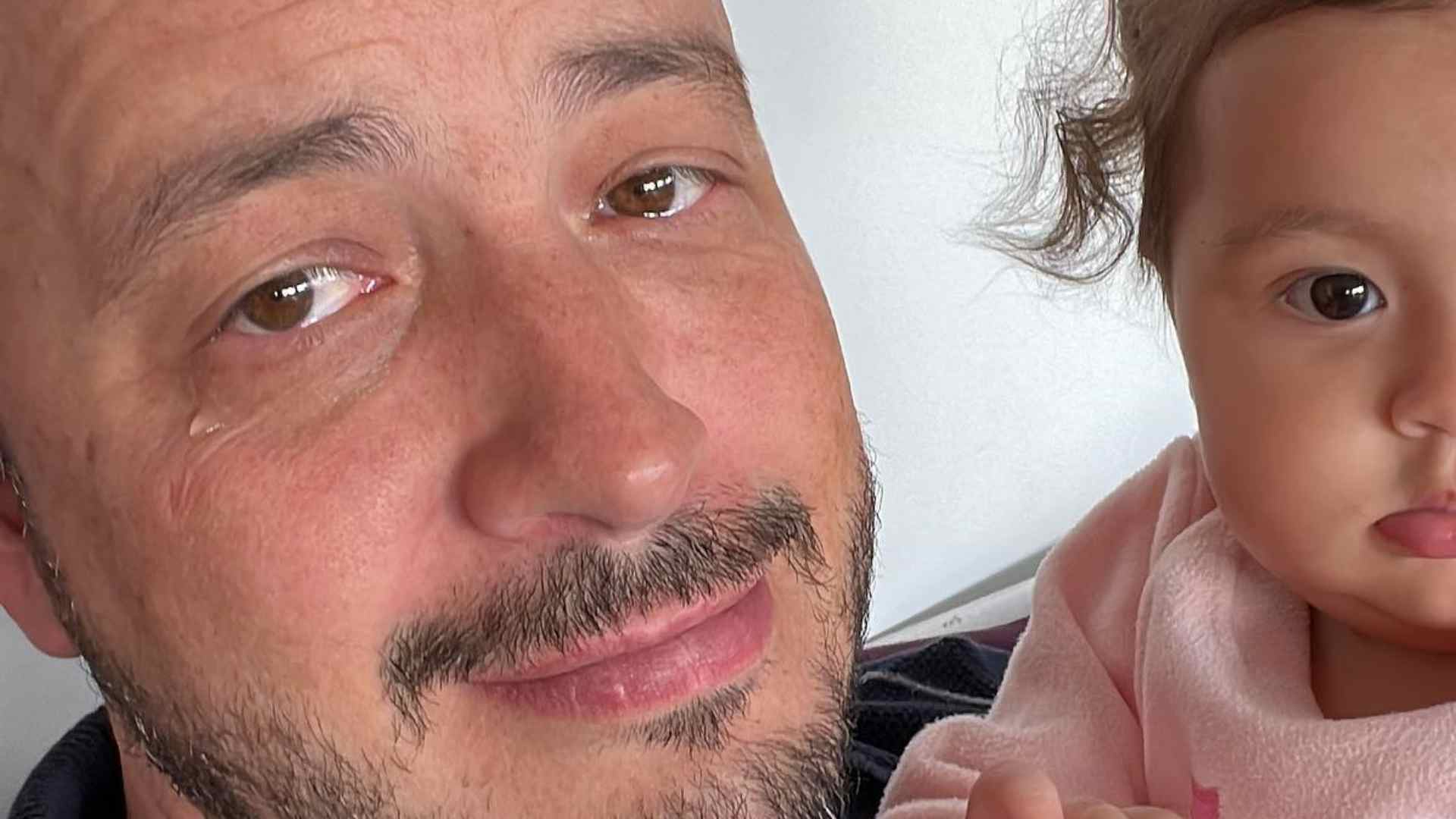 Rafael Cortez se emociona ao dividir momento fofo com a filha: “Foi tão lindo”