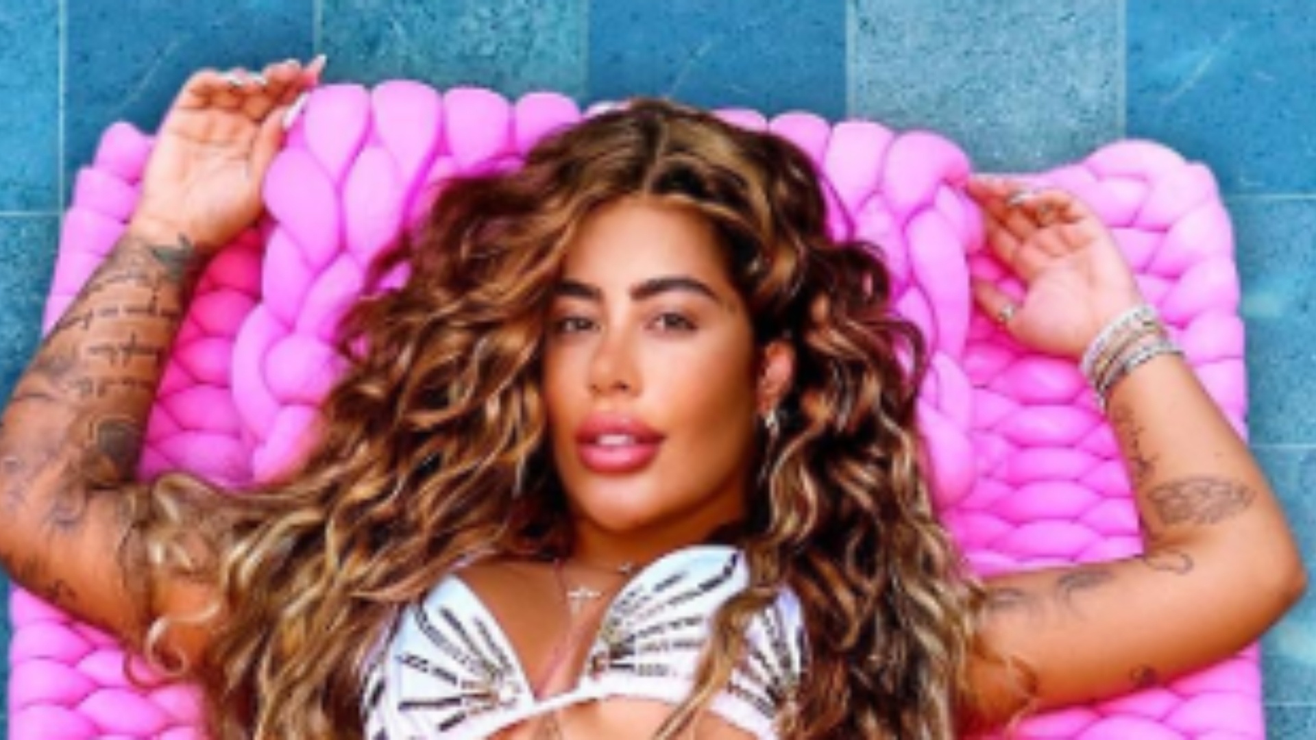 De biquíni, Rafaella Santos deixa escapar marquinha ao posar deitada em sua piscina