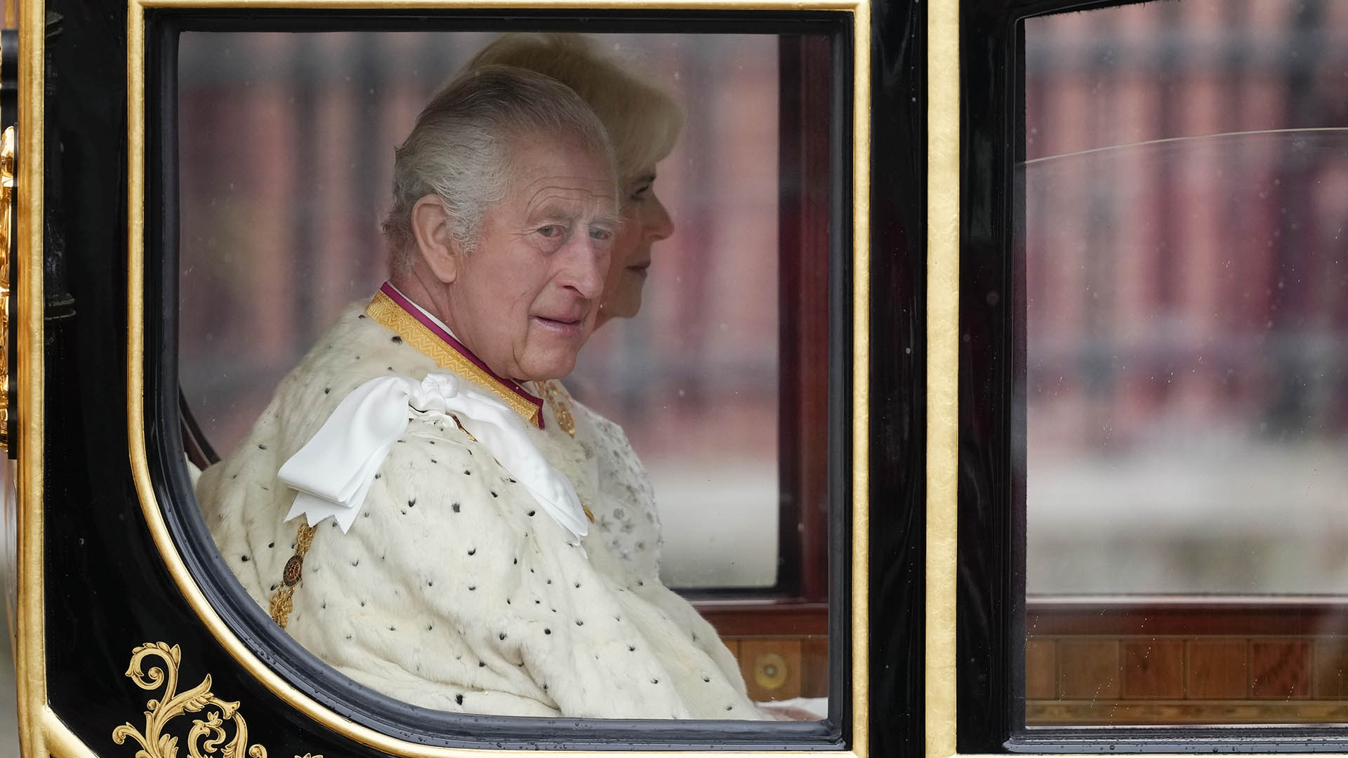 Rei Charles III deixa o Palácio de Buckingham para a coroação na Abadia de Westminster