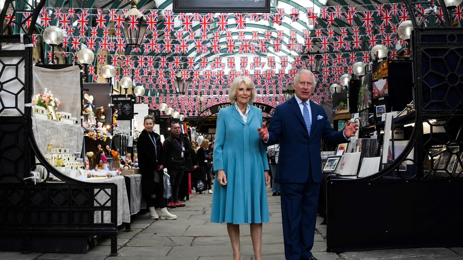 Rei Charles III e Rainha Camilla realizam primeiro passeio real após coroação