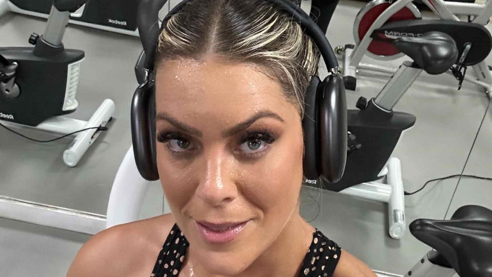 De top, Renata Fan ostenta cintura fininha durante treino: “Cuidando da mente e do corpo”