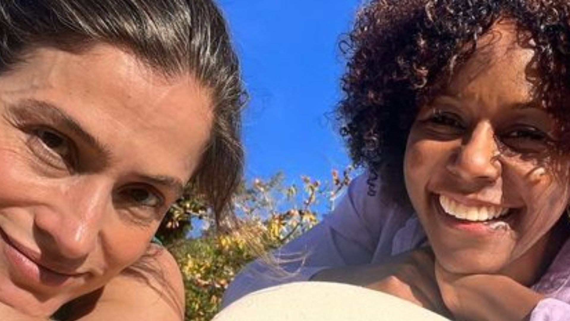 Renata Vasconcellos curte domingão de sol ao lado de Maju Coutinho: “Amizade de milhões”