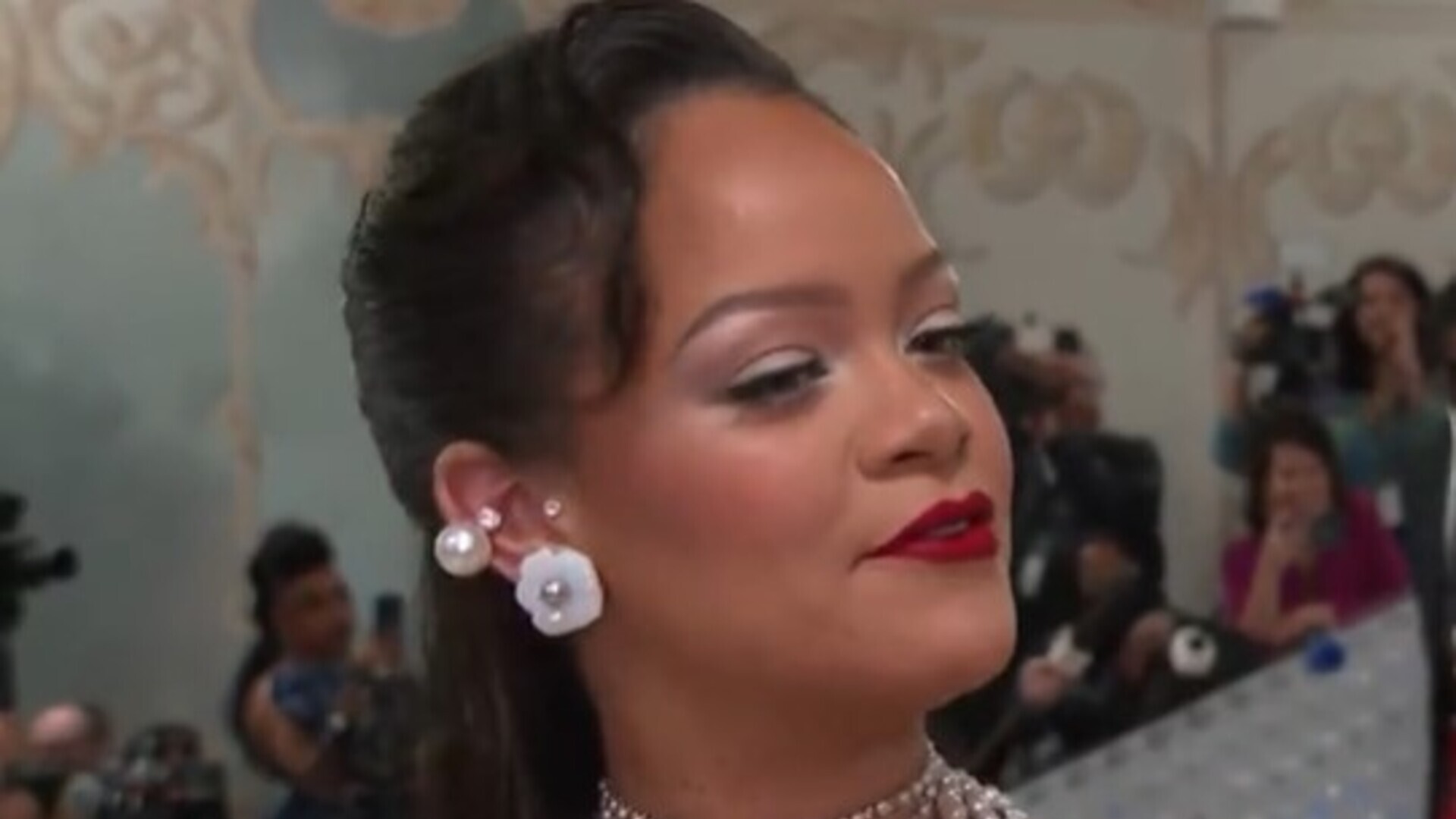 Em entrevista rara, Rihanna comenta sobre sua segunda gestação: “Muito diferente”