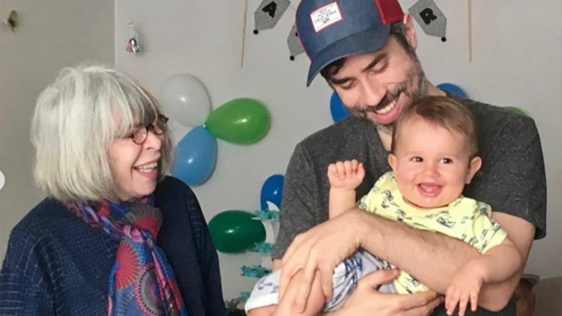 Filho de Rita Lee exibe foto do último autógrafo da mãe