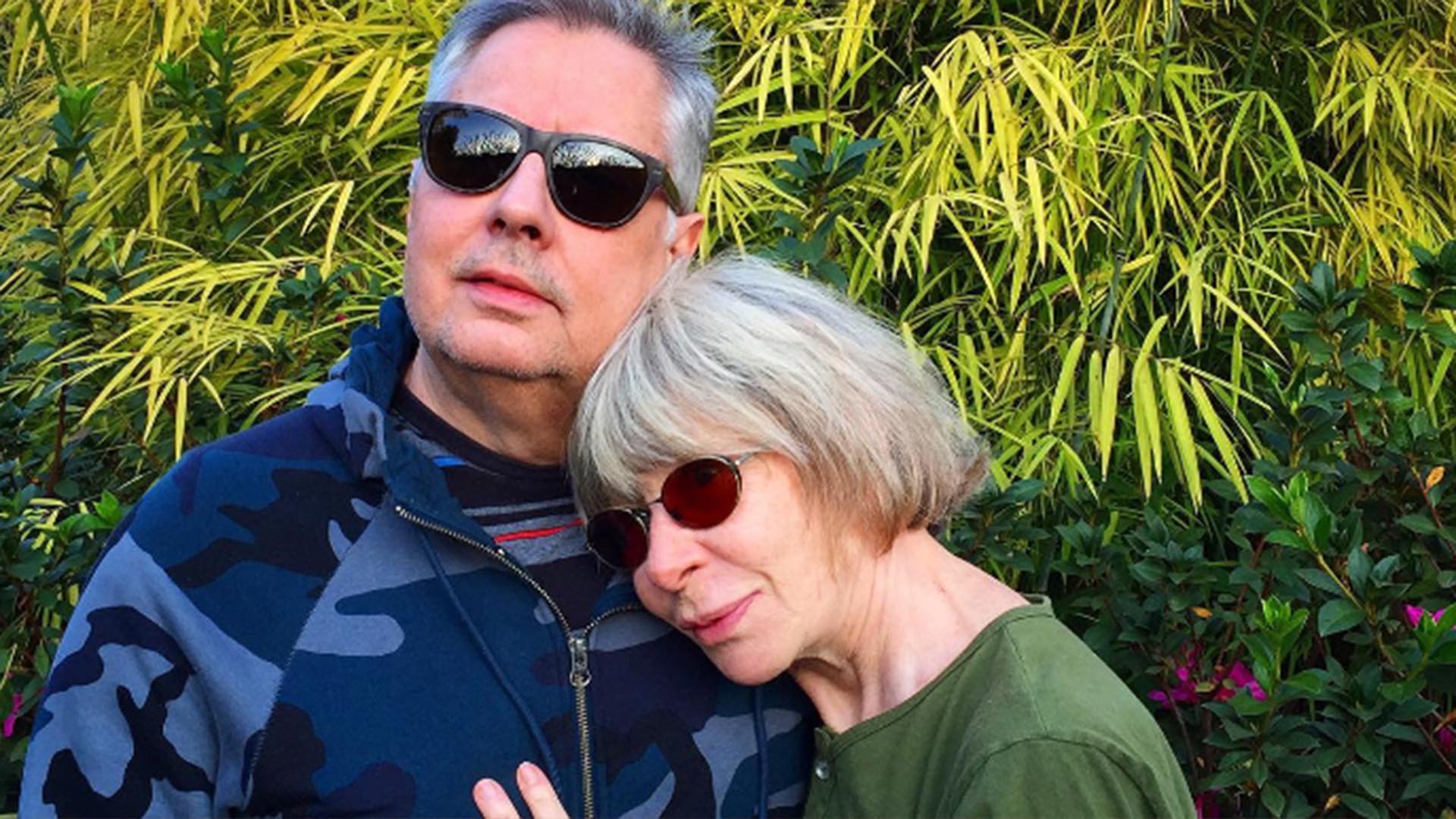 Marido de Rita Lee comove ao exibir vídeos após o velório da cantora